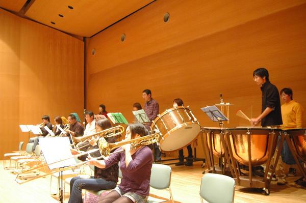 トロンボーンやティンパニーを演奏している方々の写真